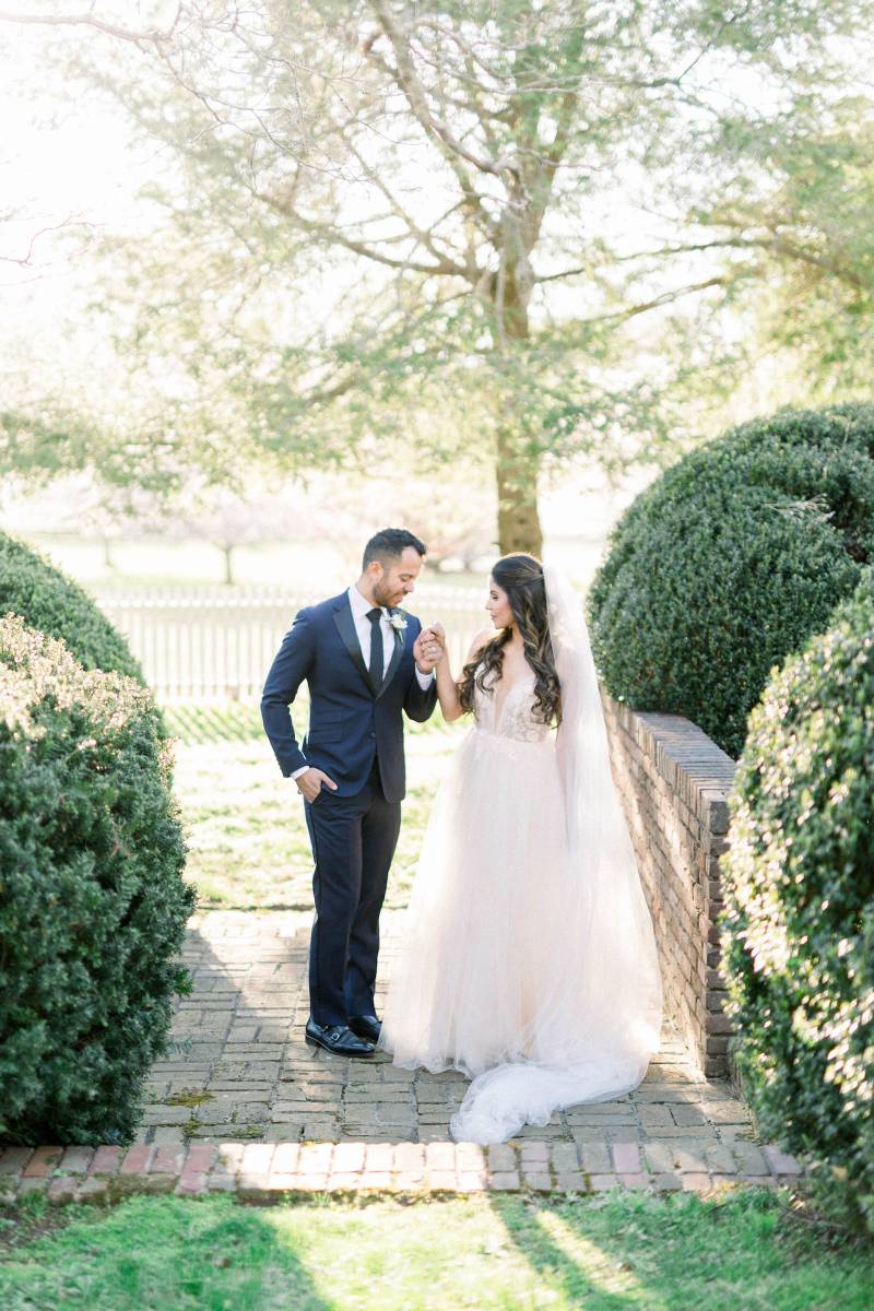 Romantic wedding photos: Elegant southern mansion wedding inspiration featured on Nashville Bride Guide