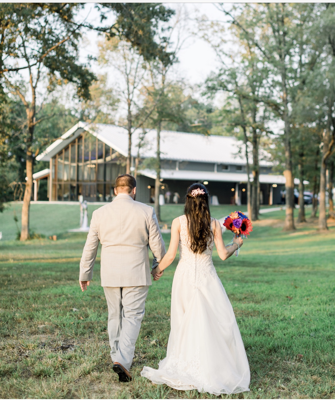 How To Choose A Wedding Venue from Burdoc Farms featured on Nashville Bride Guide