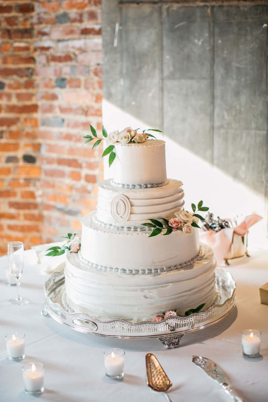 Wedding cake: Simply Elegant Nashville Wedding captured by Meredith Teasley
