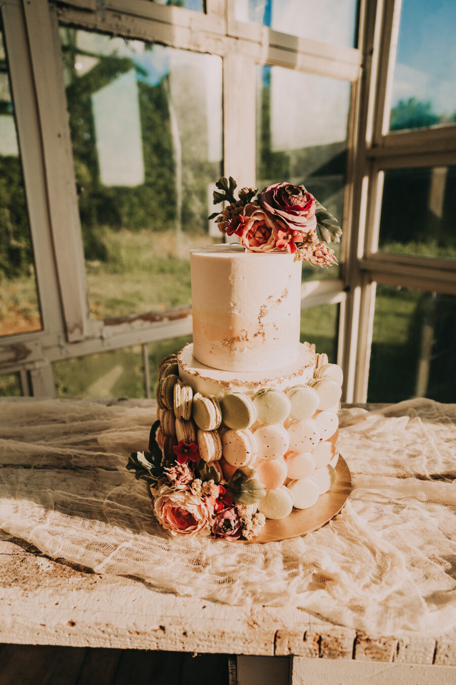 Modern wedding cake design: Flower Farm Styled Shoot by Billie-Shaye Style featured on Nashville Bride Guide