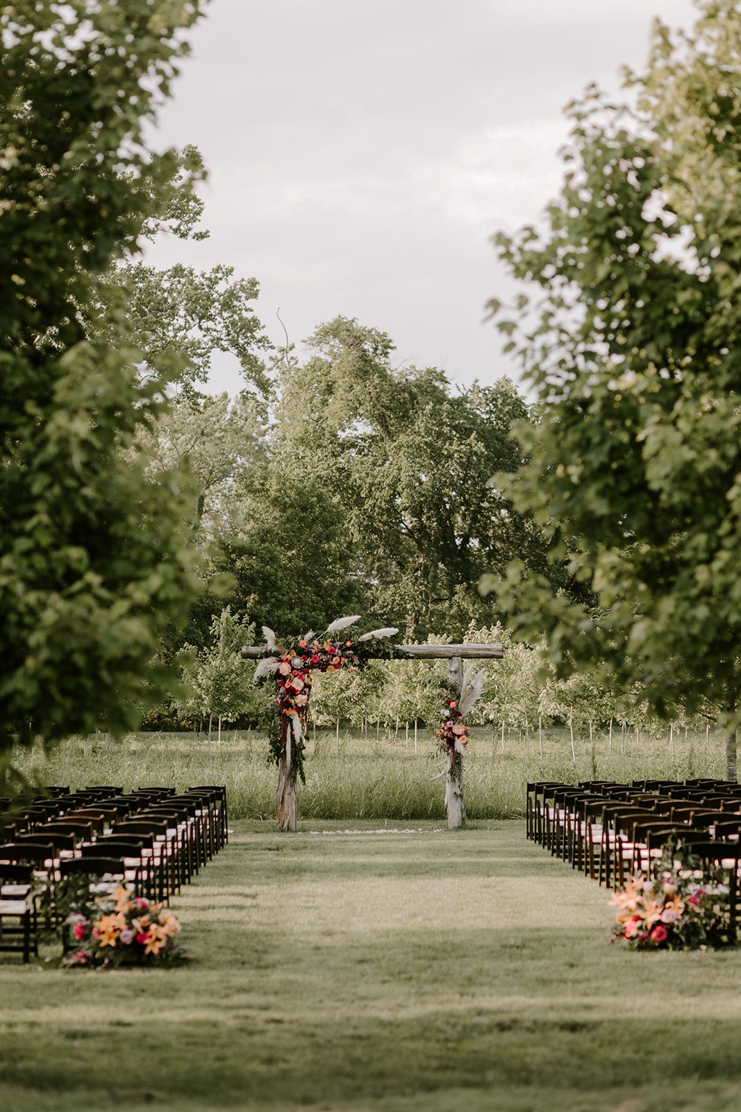 Outdoor wedding ceremony at Long Hollow Gardens