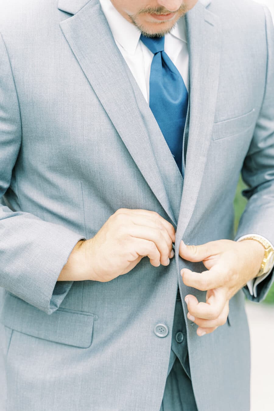 Gray wedding tuxedo with blue tie | Nashville Bride Guide