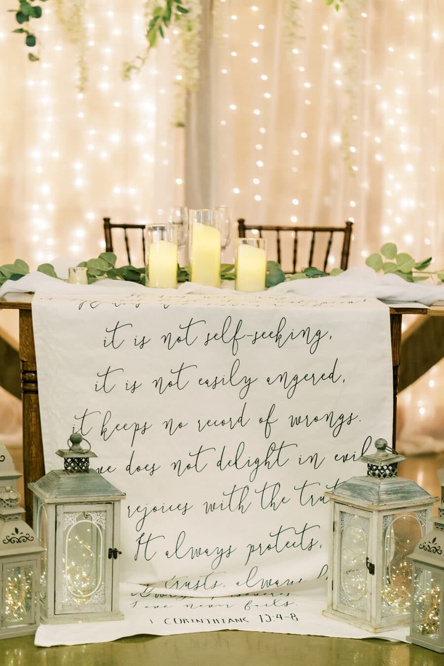 Wedding sweetheart table with canvas poem | Nashville Bride Guide