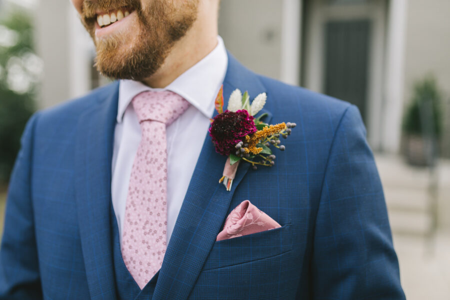 Pink pocket square and burgundy boutonniere | Nashville Bride Guide