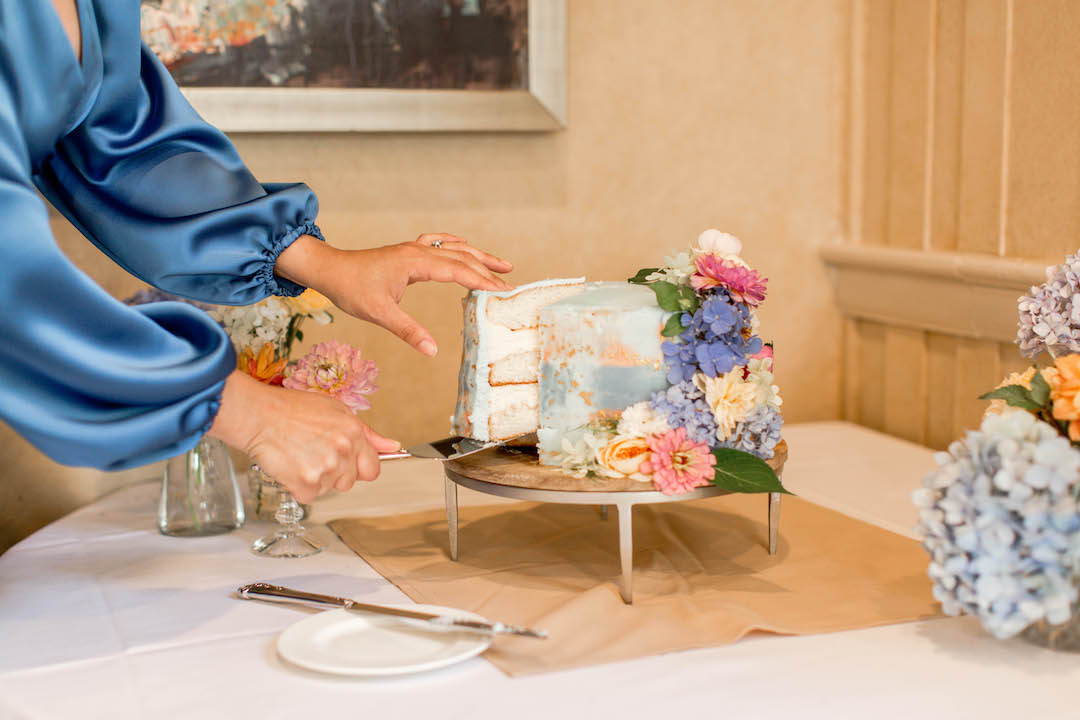 Speckled gold modern wedding rehearsal dinner cake design | Nashville Bride Guide