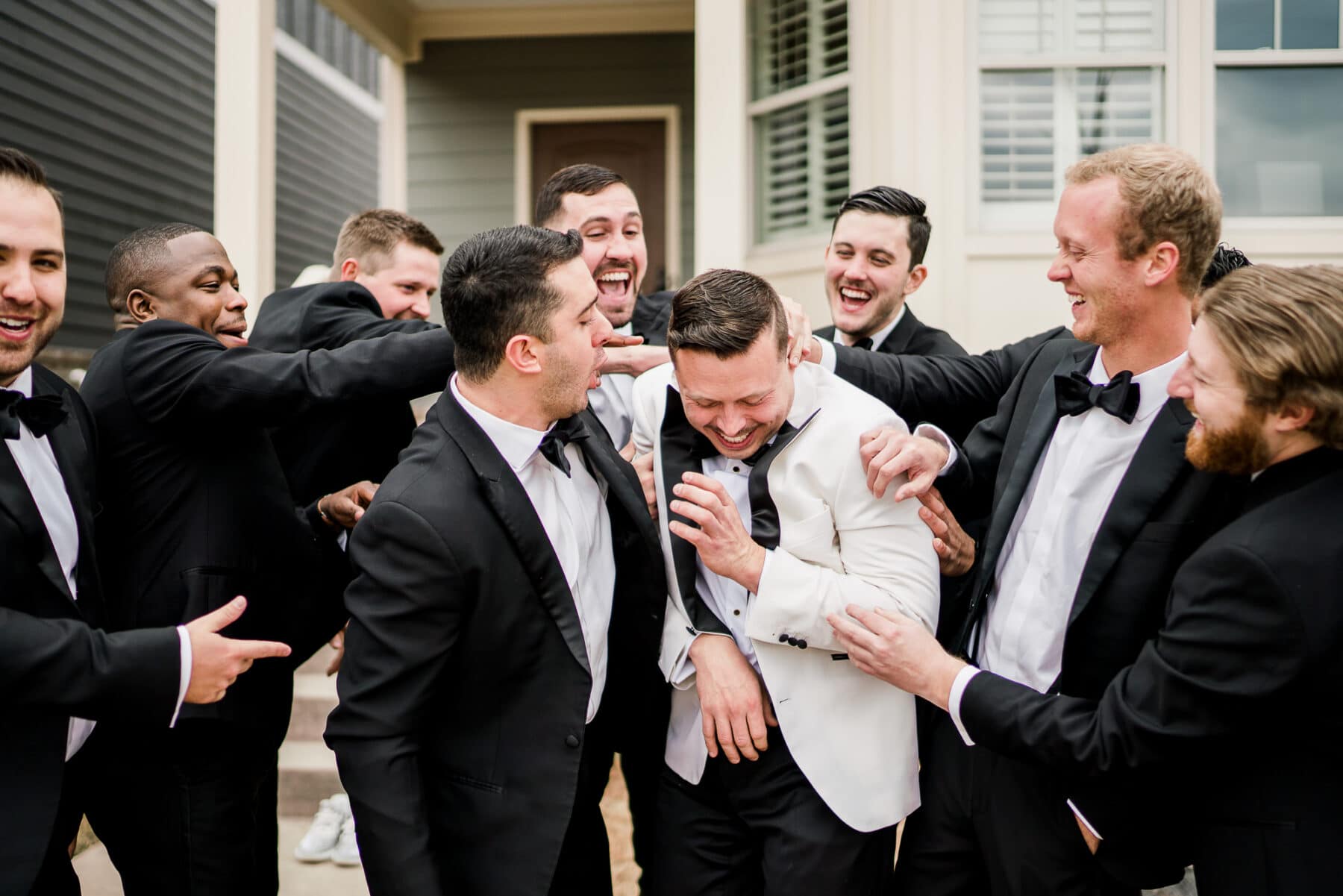 Groomsmen and Groom laughing | Nashville Bride Guide