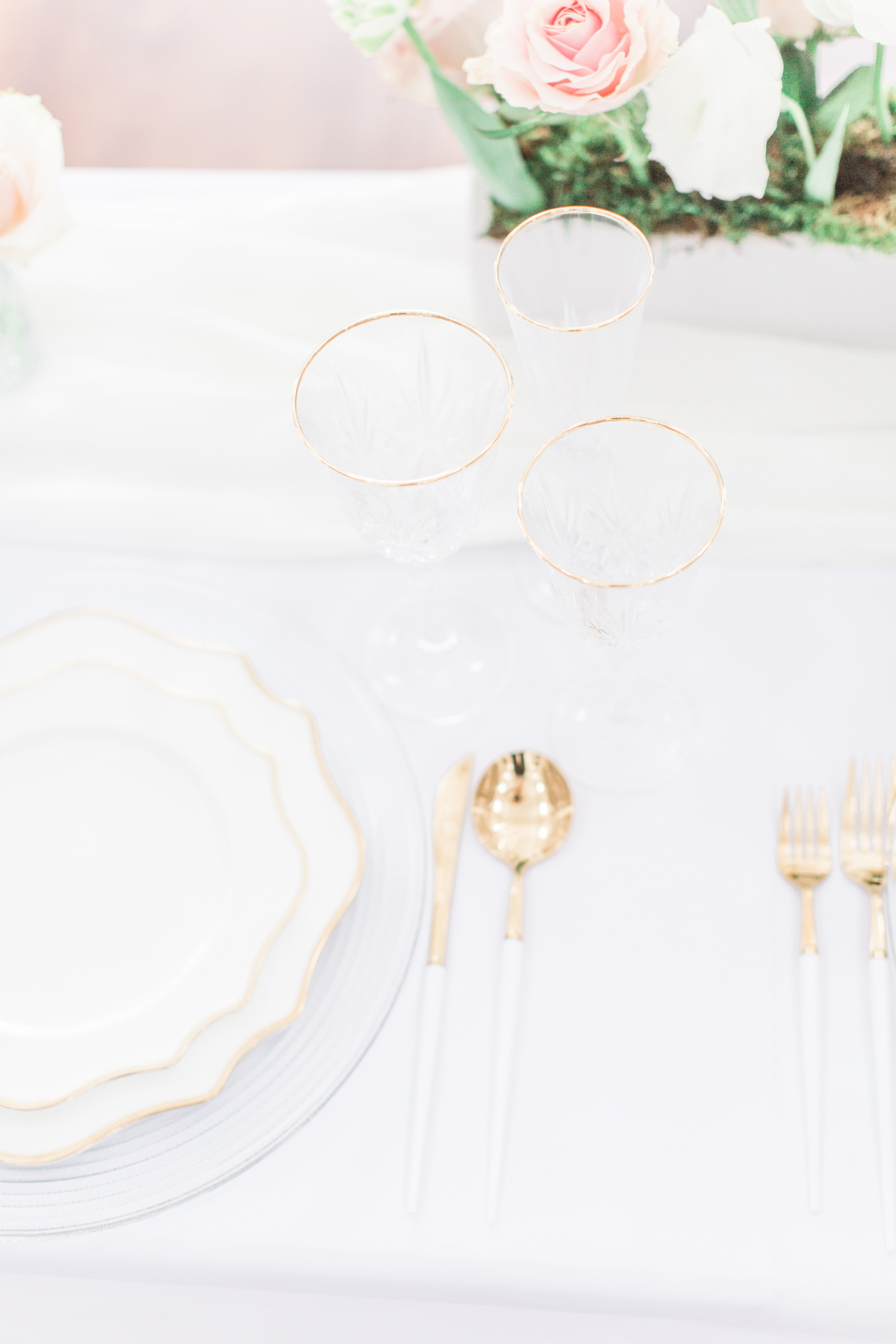 White and gold wedding table decor