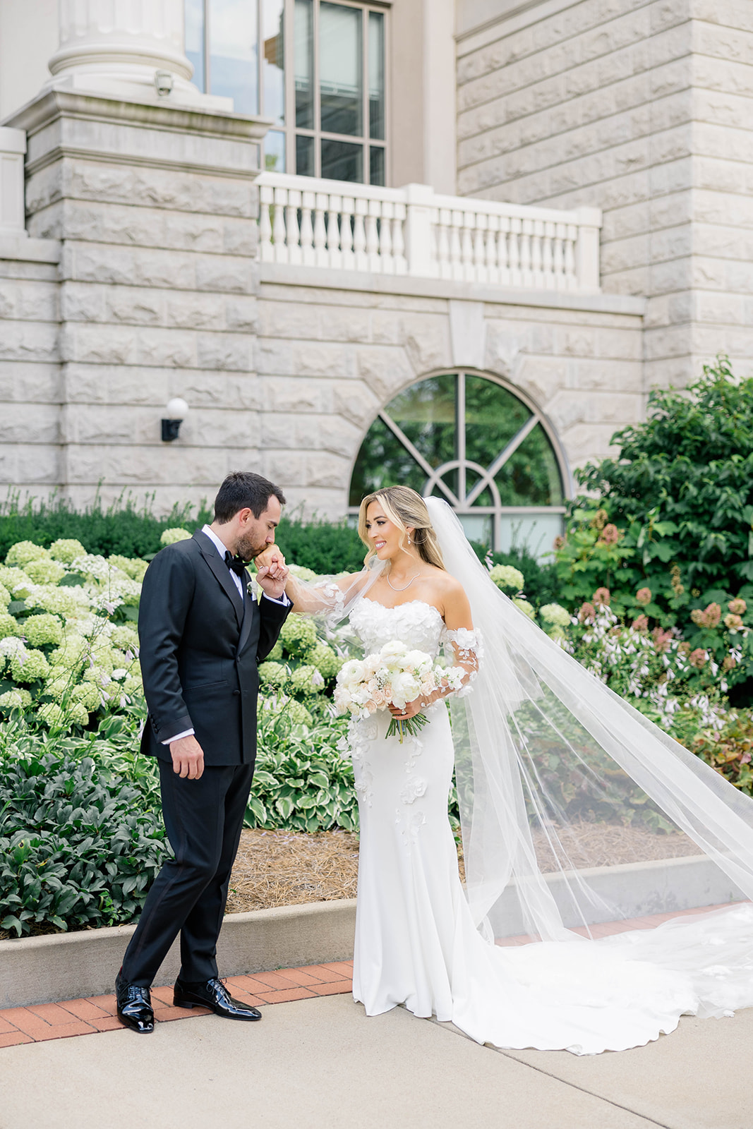 Tennessee Wedding with Timeless Color Palette