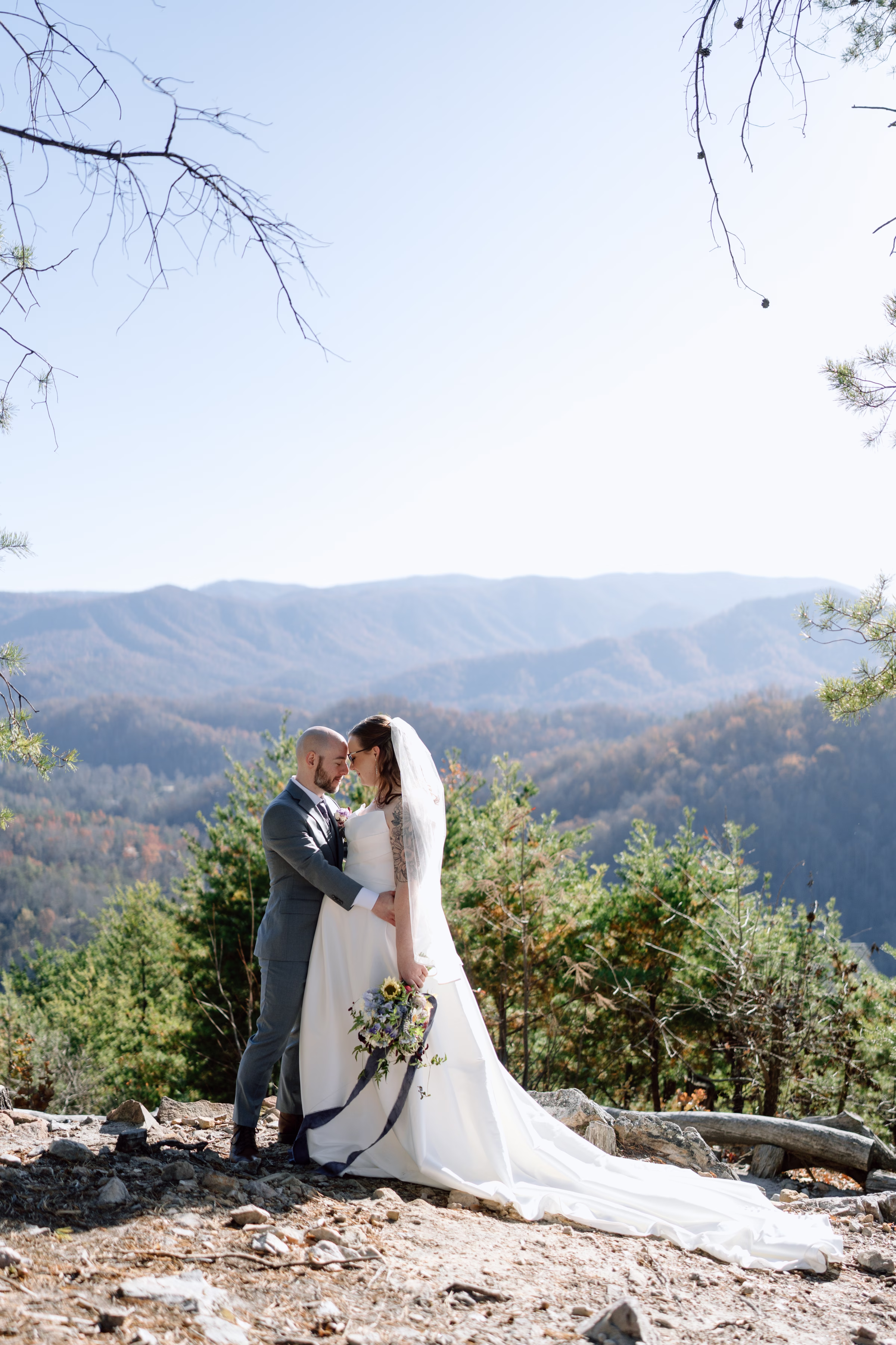 Nashville Wedding with Sunflower Details Hannah Lee Photography`