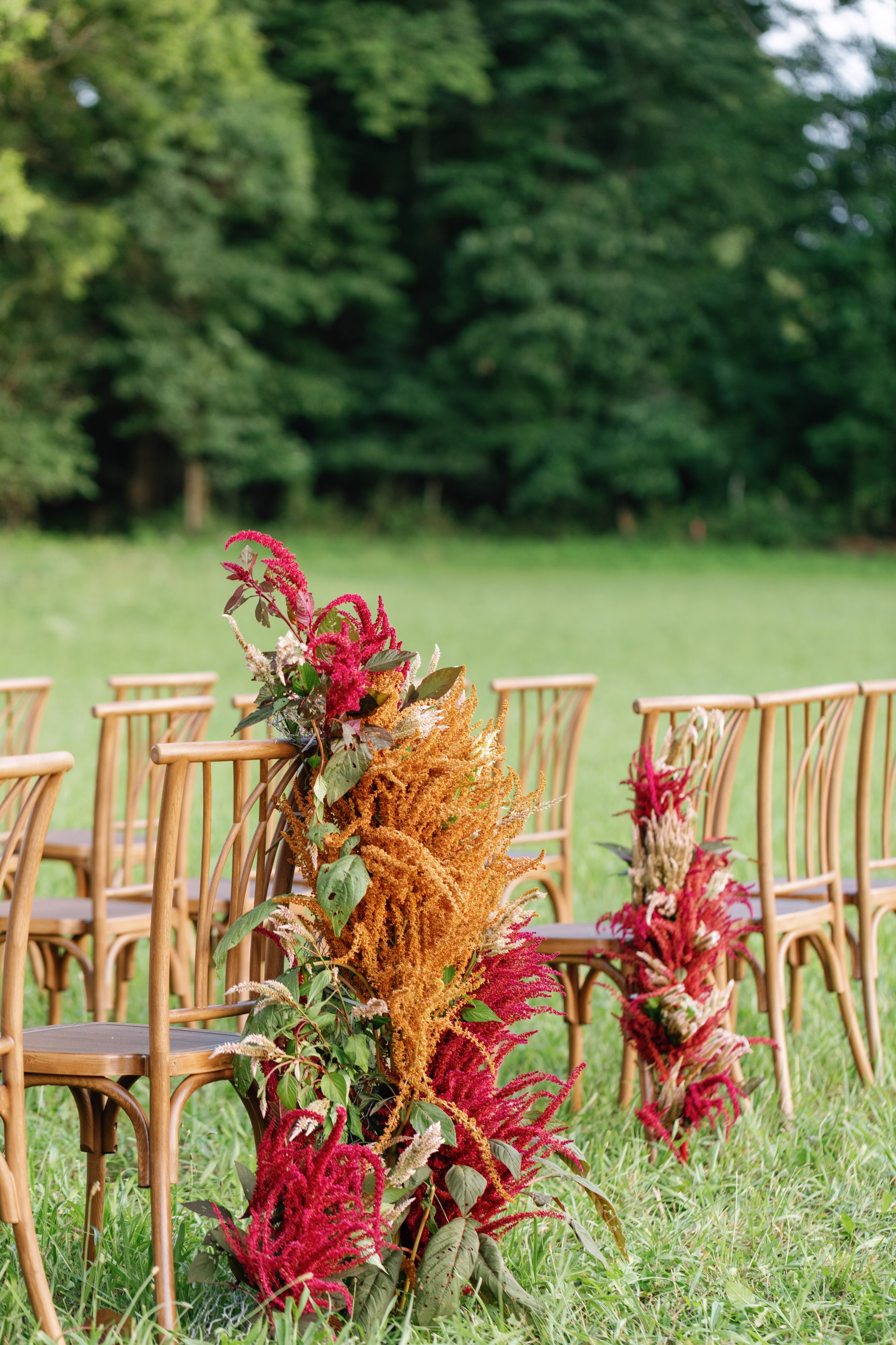 arrington meadows retro wedding inspo ceremony Darien Photography 004 1 - Retro Inspired Wedding Editorial at Arrington Meadows Arrington Meadows Retro Wedding Inspiration Nashville Bride Guide