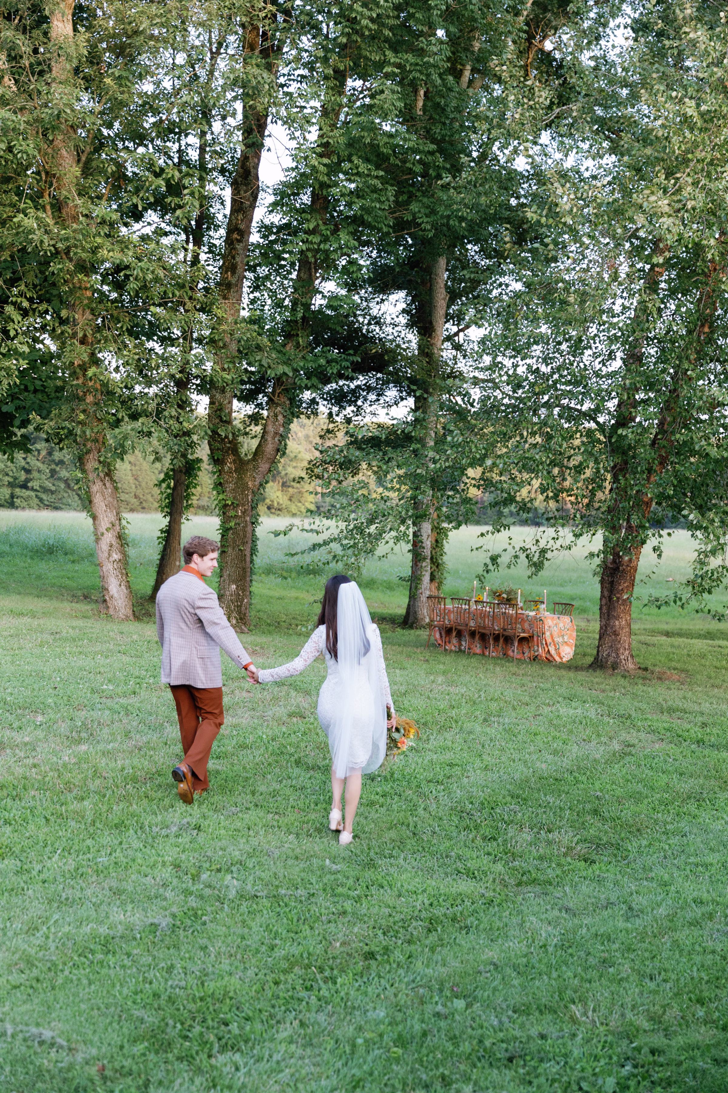 arrington meadows retro wedding inspo couple at table Darien Photography 004 - Retro Inspired Wedding Editorial at Arrington Meadows Arrington Meadows Retro Wedding Inspiration Nashville Bride Guide