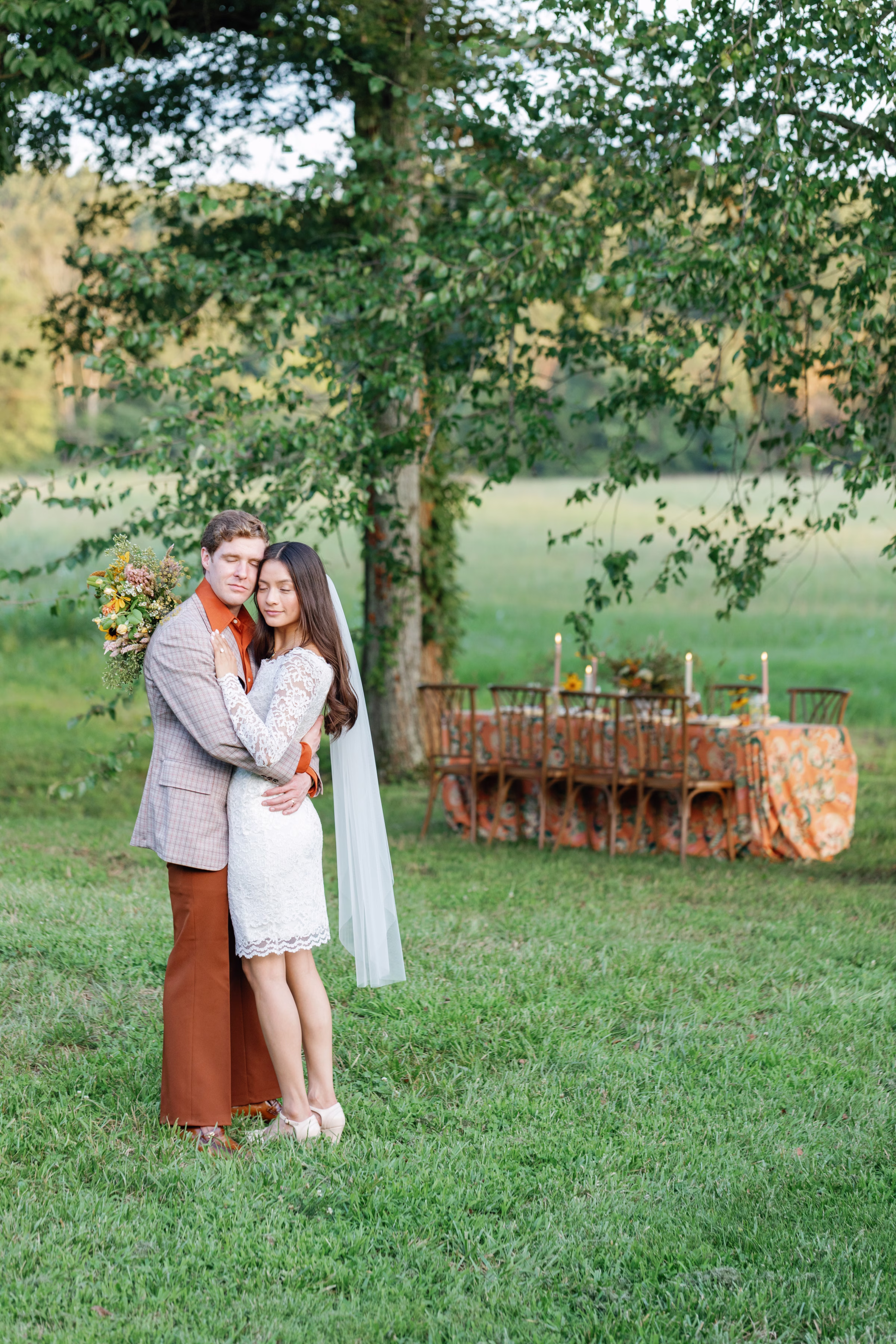 arrington meadows retro wedding inspo couple at table Darien Photography 031 - Retro Inspired Wedding Editorial at Arrington Meadows Arrington Meadows Retro Wedding Inspiration Nashville Bride Guide
