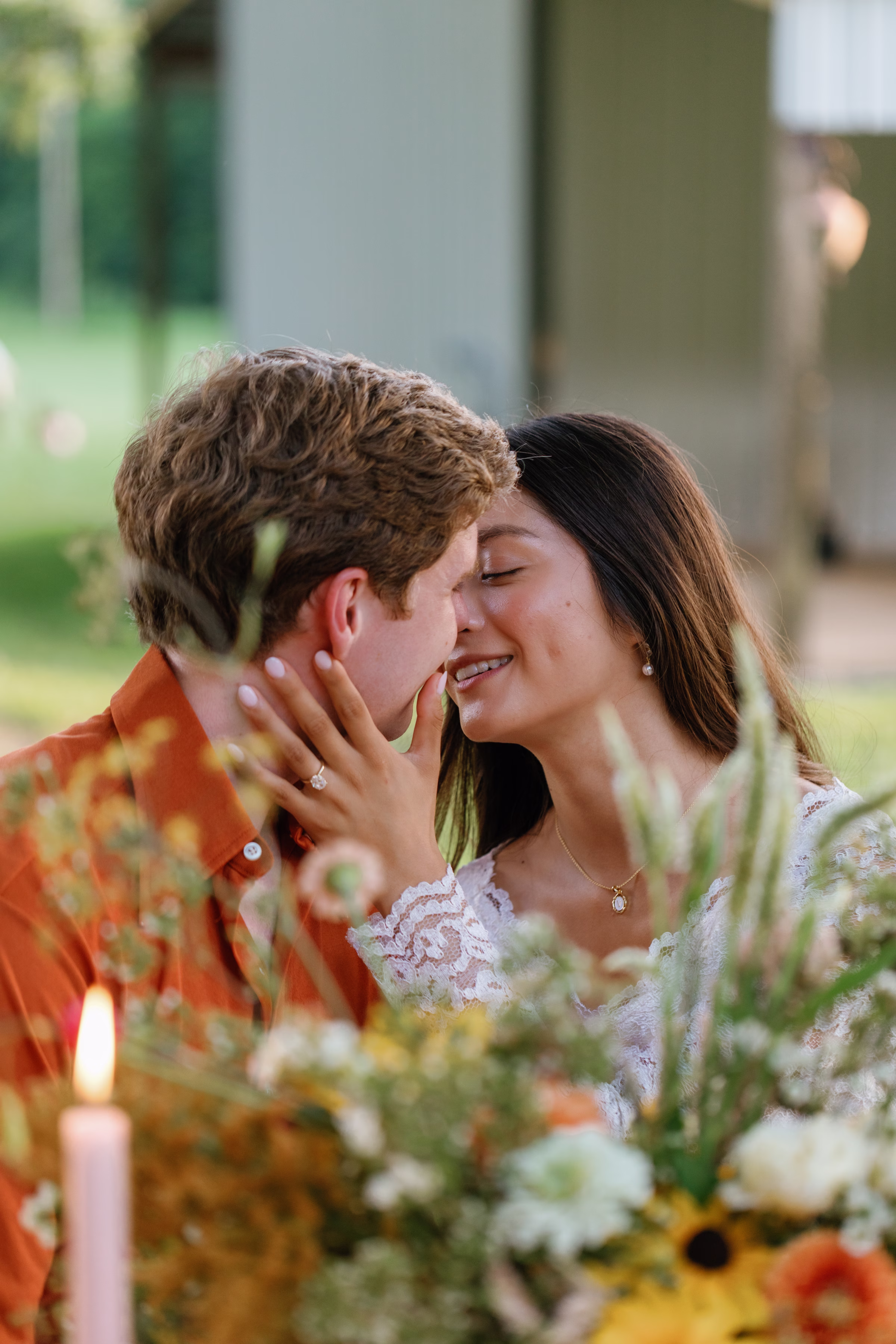 arrington meadows retro wedding inspo couple at table Darien Photography 041 - Retro Inspired Wedding Editorial at Arrington Meadows Arrington Meadows Retro Wedding Inspiration Nashville Bride Guide
