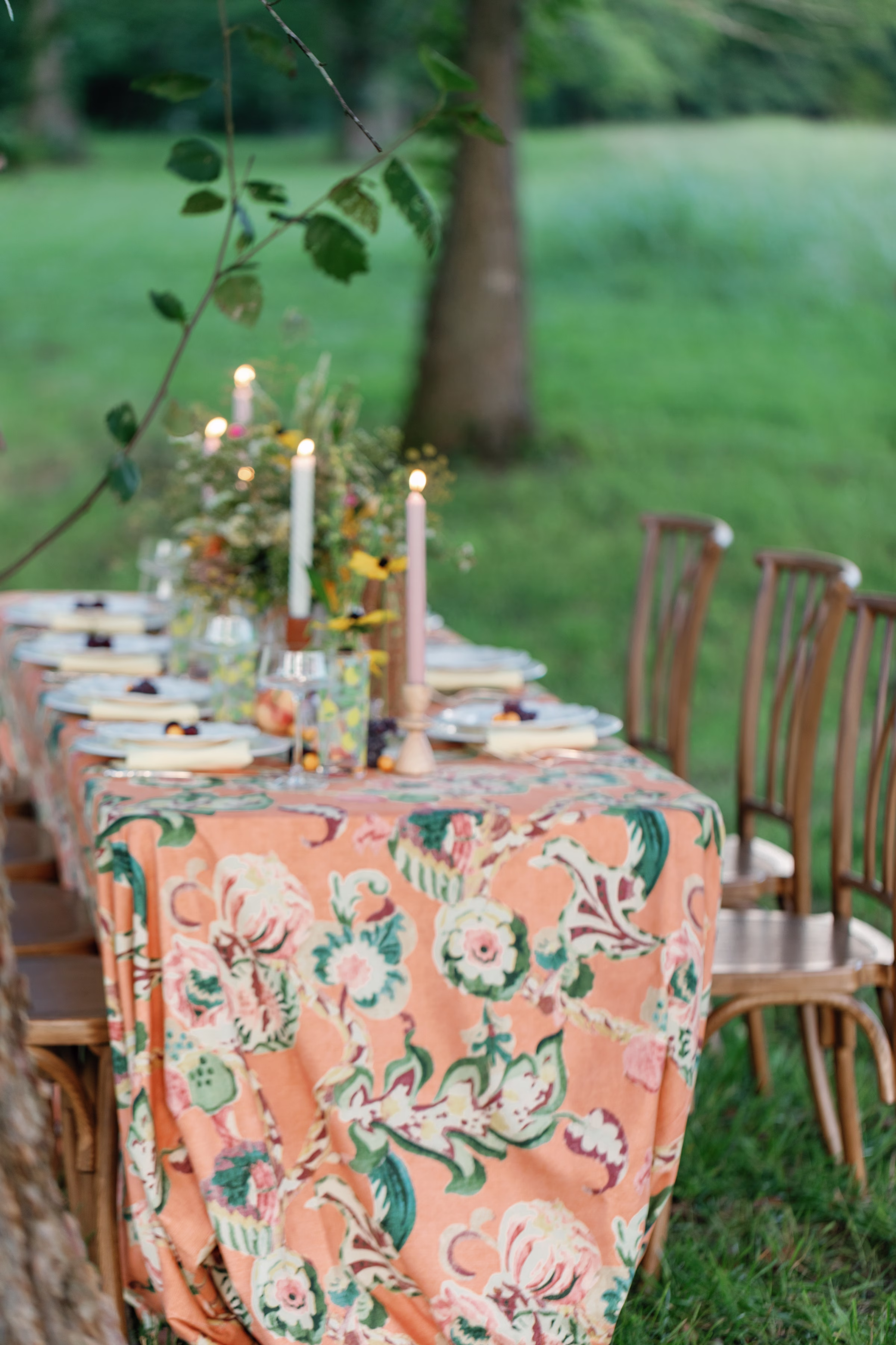 arrington meadows retro wedding inspo florals tablescape Darien Photography 021 - Retro Inspired Wedding Editorial at Arrington Meadows Arrington Meadows Retro Wedding Inspiration Nashville Bride Guide