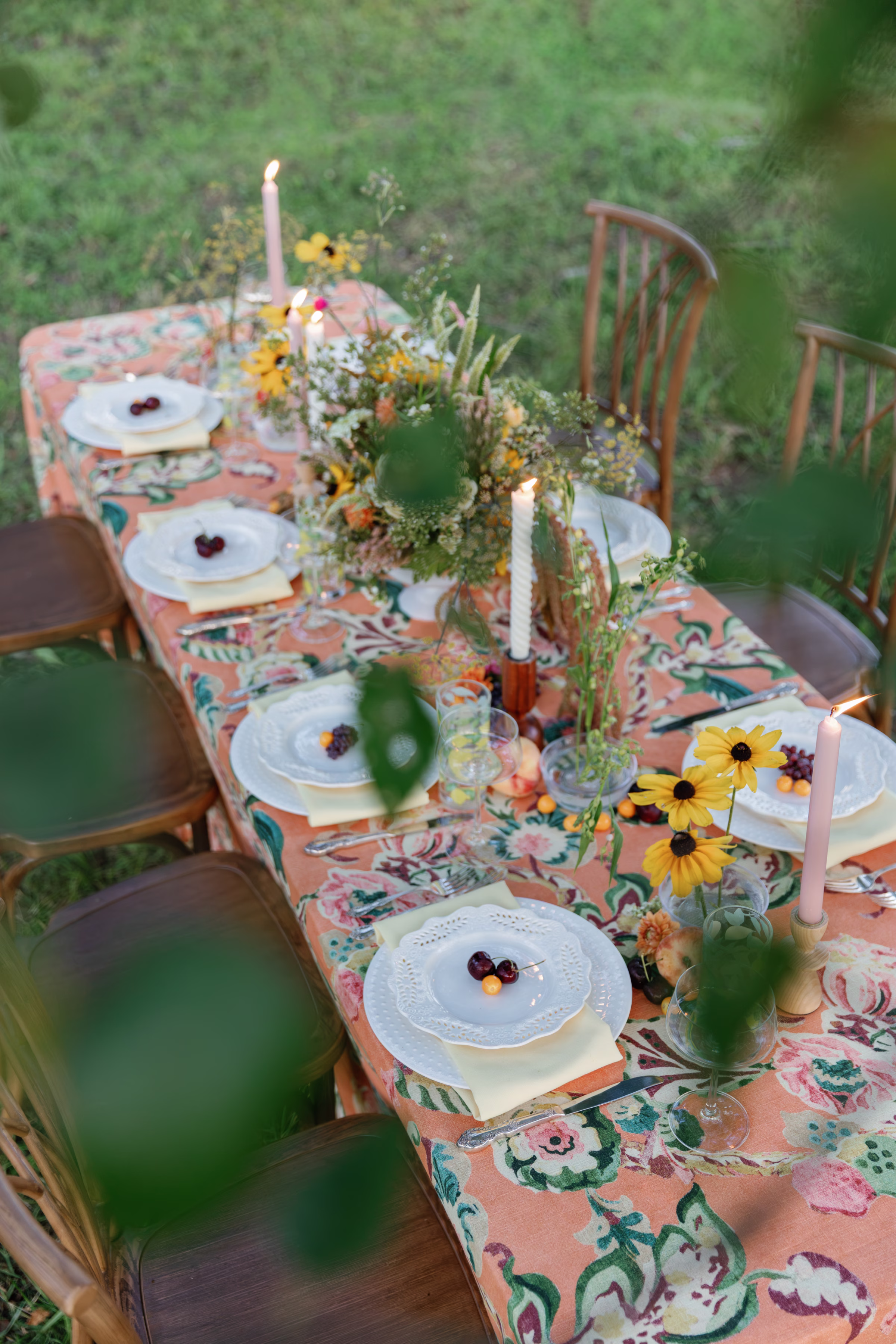 arrington meadows retro wedding inspo florals tablescape Darien Photography 032 - Retro Inspired Wedding Editorial at Arrington Meadows Arrington Meadows Retro Wedding Inspiration Nashville Bride Guide