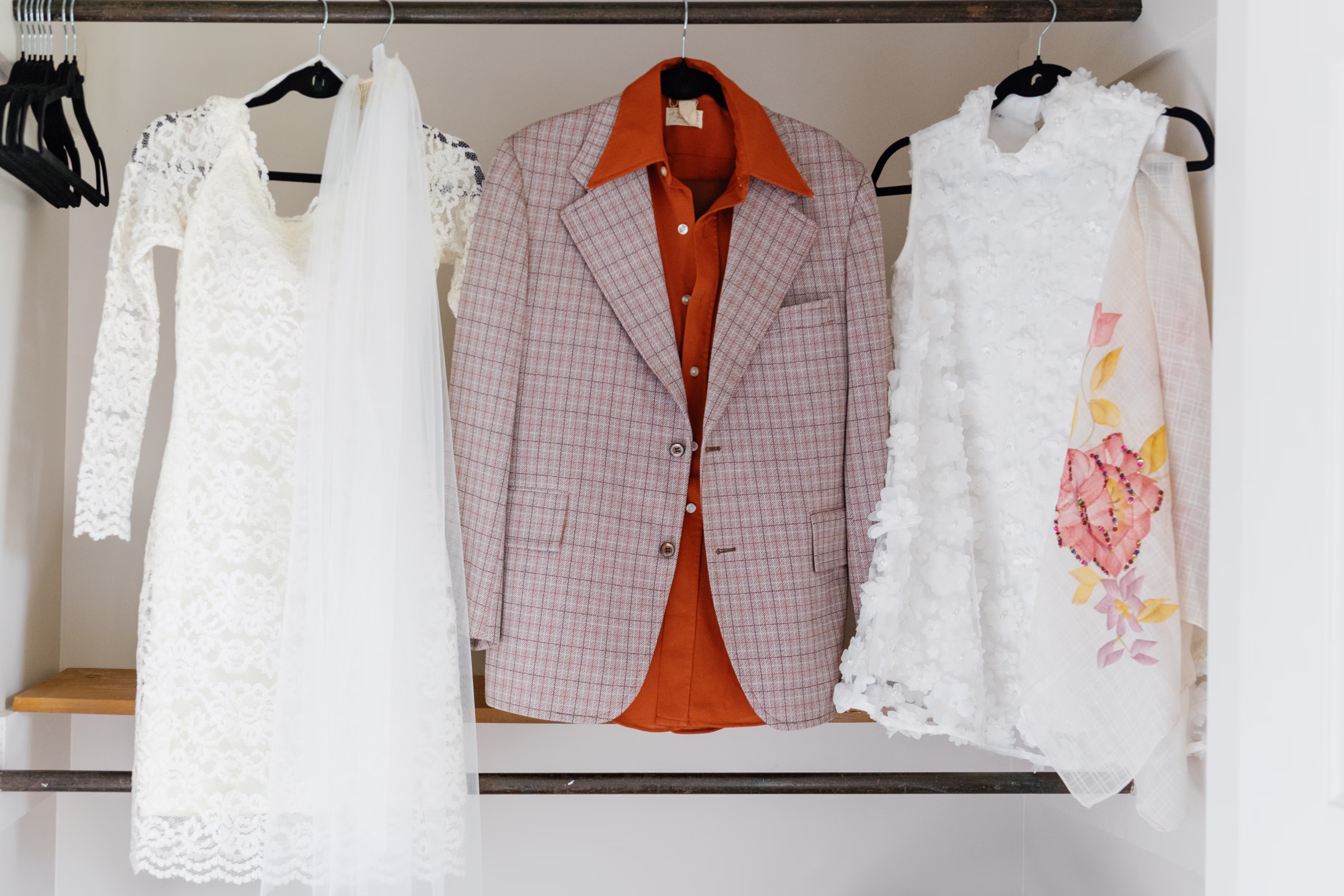 arrington meadows retro wedding inspo gettting ready Darien Photography 005 - Retro Inspired Wedding Editorial at Arrington Meadows Arrington Meadows Retro Wedding Inspiration Nashville Bride Guide